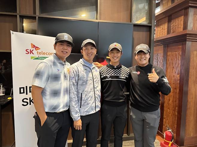 SK텔레콤 오픈 1라운드 경기가 지연된 뒤 클럽하우스에서 만나 이야기를 나누고 있던 장유빈과 김백준, 송민혁, 김민규(왼쪽부터)가 포즈를 취하고 있다. 임정우 기자