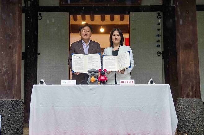 오영훈 제주지사와 김민영 넷플릭스 아시아태평양콘텐츠 총괄이 16일 제주 향사당에서 ‘제주 문화관광과 콘텐츠 활성화를 위한 업무 협약’을 체결했다.[제주도 제공]