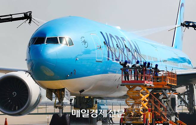 인천국제공항에 위치한 대한항공 정비 격납고에서 관계자들이 봄맞이 항공기 동체 세척을 하고 있다. 매경DB