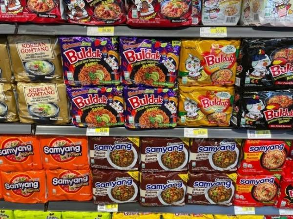 미국 마트에 진열되어 있는 불닭볶음면. [사진 = 삼양식품]