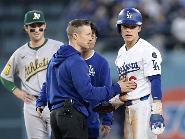 김혜성은 2루 도루 시도 중 왼손에 통증을 호소했으나, 출전을 이어갔다. 사진= Getty Images/AFP= 연합뉴스 제공