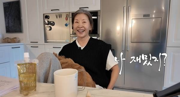 배우 이미숙이 유튜브 채널을 통해 대형 발코니가 딸린 ‘으리으리한 집’을 공개했다. 사진=유튜브