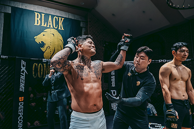 박원식(왼쪽)이 2024년 10월 경기도 오산시 블랙컴뱃 라이즈5 메인이벤트 웰터급 경기에서 MBC 8부작 종합격투기 오디션 ‘겁 없는 녀석들’ 우승자 전창근을 1라운드 KO로 꺾은 후 승리 선언을 받고 있다. 사진=이데아 파라곤