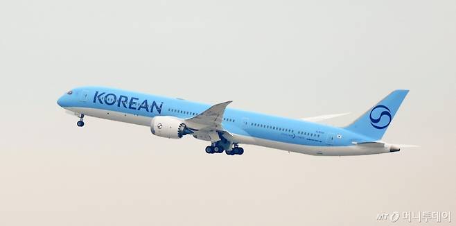 지난 3월 12일 대한항공 새 CI 적용 항공기 KE703이 인천국제공항에서 이륙하고 있다.  /사진=뉴시스