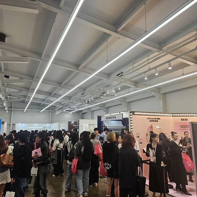 무신사 뷰티 페스타 팝업 스토어를 방문한 고객들의 모습/사진=조한송 기자