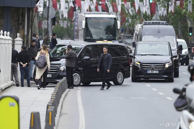 [이스탄불=AP/뉴시스] 16일(현지 시간) 러시아와 우크라이나 간 회담이 열릴 예정인 튀르키예 이스탄불의 돌마바흐체 궁전 정문에 차량이 속속 도착하고 있다. 2025.05.16. /사진=민경찬