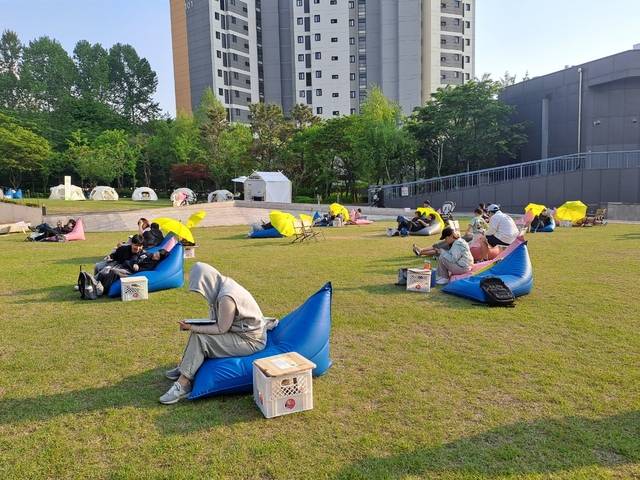 야외도서관 ‘쉼 읽는 강동’이 운영되고 있다.강동구청 제공