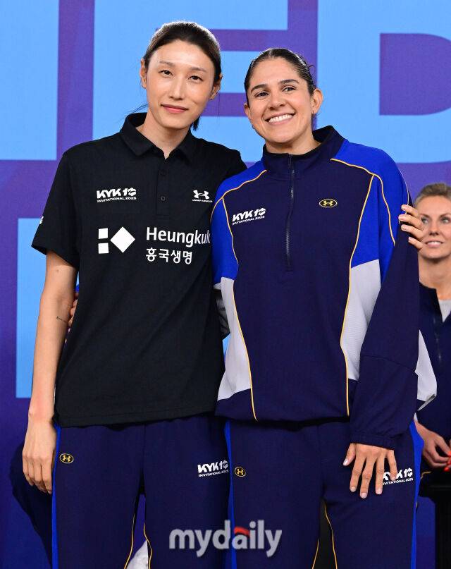 2025년 5월 16일 오후 인천 삼산월드체육관 보조경기장에서 'KYK 인비테이셔널 2025' 미디어데이가 열렸다. 김연경과 나탈리아 페레이라(브라질)가 인사하고 있다./인천 = 유진형 기자