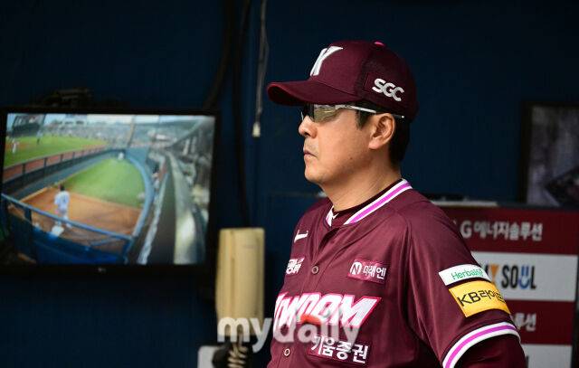 2025년 5월 15일 오후 서울 잠실구장에서 진행된 '2025 신한 SOL뱅크 KBO 리그' 키움 히어로즈와 LG 트윈스의 경기. 키움 홍원기 감독이 경기를 지켜보고 있다./마이데일리