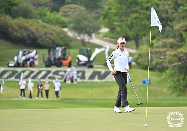 16번 홀에서 그린을 파악중인 황유민. [사진=KLPGA]