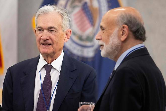 제롬 파월 연준 의장이 15일(현지시간) 워싱턴 DC 소재 연준 청사에서 벤 버냉키 전 연준 의장과 만나 대화하고 있다. [AFP]