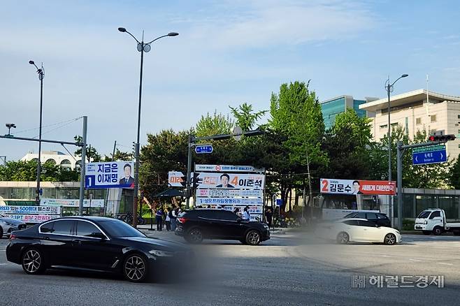 지난 14일 오후 인천광역시 미추홀구 인하대역 앞 사거리에 이재명 더불어민주당·김문수 국민의힘 ·이준석 개혁신당 대선 후보의 선거 유세 현수막이 각각 걸려있다. 이영기 기자.