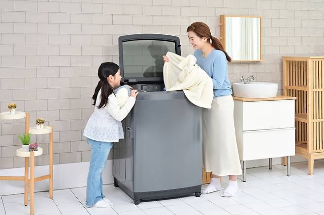 삼성전자가 전자동 세탁기에 인공지능(AI) 기능을 탑재한 2025년형 ‘AI 통버블 세탁기’ 신제품을 출시했다. [삼성전자 제공]