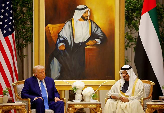 도널드 트럼프 미국 대통령이 15일(현지시간) 아랍에미리트(UAE) 아부다비의 카스르 알 와탄에서 셰이크 모하메드 빈 자예드 알 나얀 아랍에미리트 대통령을 만나고 있다.[ 로이터]