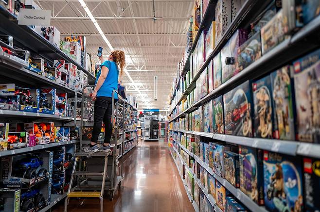 월마트 매장에서 한 직원이 상품을 진열하고 있다. [AFP]