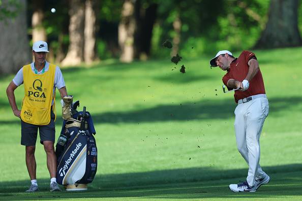 스코티 셰플러가 16일(한국시간) 미국 노스캐롤라이나주 샬럿의 퀘일할로 클럽에서 열린 PGA 챔피언십 1라운드 12번홀에서 세컨드샷을 하고 있다.    [게티이미지]