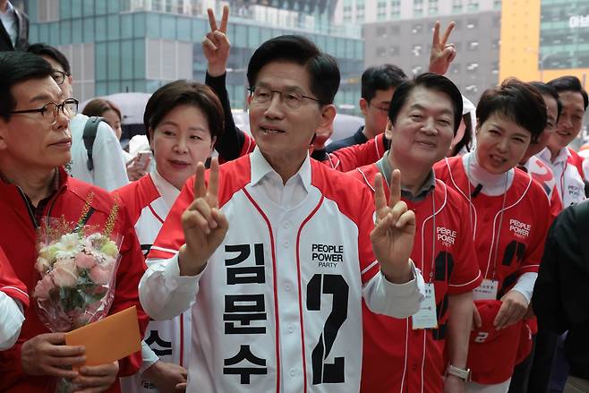 김문수 국민의힘 대선 후보가 16일 오전 경기도 성남시 판교역 1번출구에서 출근길 시민들과 인사를 나누고 있다.  이상섭 기자
