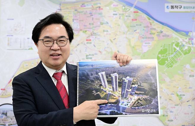 박일하 서울 동작구청장이 최근 서울 동작구청에서 헤럴드경제와 인터뷰를 진행했다. 박 구청장이 남성역 활성화 사업 조감도를 보여주고 있다.  이상섭 기자