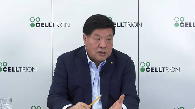 서정진 셀트리온 회장이 15일 온라인 간담회를 열고 미국 트럼프 행정부의 정책에 따른 영향과 대응방안을 설명하고 있다. [셀트리온 유튜브 채널 갈무리]