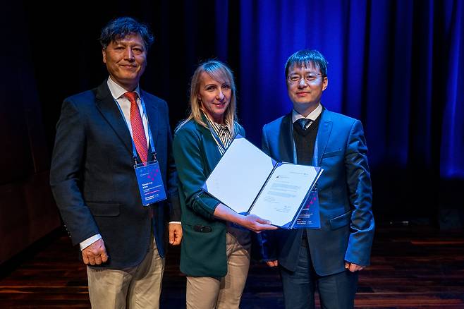 한국연구재단은 QuantERA (범유럽 양자기술 연구지원기관 네트워크) 연례총회에서 회원국들의 가입 인준을 통해  ‘준회원기관’ 가입을 완료했다. 김석호 한국연구재단 양자기술단 PO, 엘즈비에타 흐리네비츠카 QuantERA 사무국장, 이정원 한-유럽 양자과학기술협력센터장.[한국연구재단 제공]