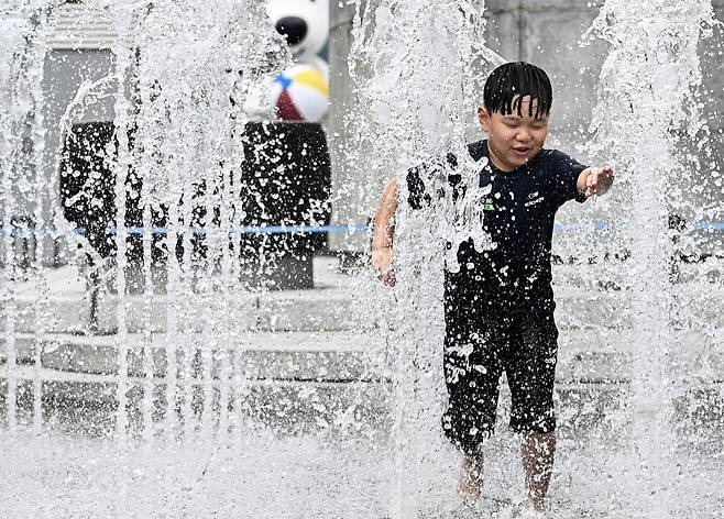 서울 종로구 광화문광장 분수대에서 어린이들이 즐겁게 물놀이를 하며 더위를 식히고 있다. 임세준 기자
