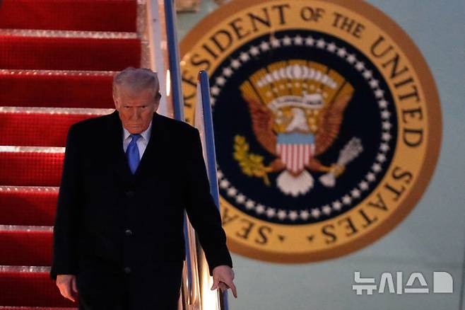 [워싱턴=AP/뉴시스]도널드 트럼프 미국 대통령이 9일(현지 시간) 메릴랜드 앤드루스 기지에서 전용기 에어포스원 계단을 내려오고 있다. 2025.03.10.