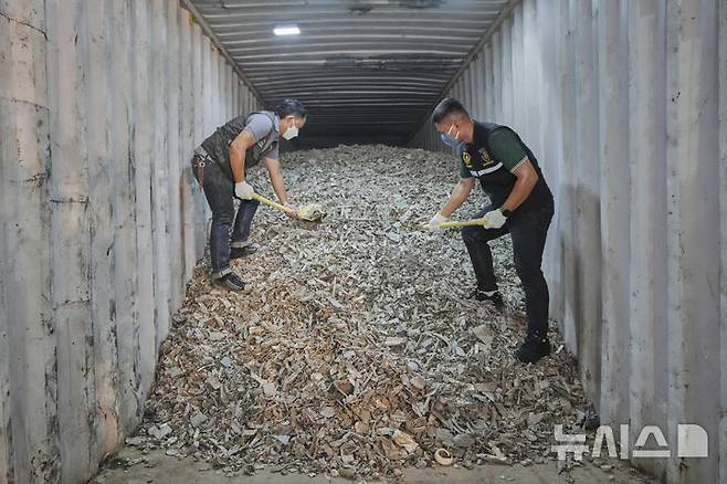 <font style="vertical-align: inherit;"><font style="vertical-align: inherit;"></font></font>[방콕=AP/뉴시스]14일 태국 공무원들이 방콕 항구에서 압수한 미국발 불법 수입 전자 폐기물을 보여주는 모습. 2025.5.15