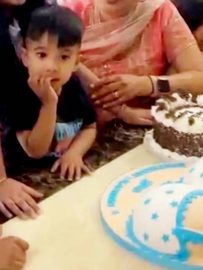 [서울=뉴시스] 영국의 한 여성이 3살 아이에게 가슴 모양 케이크를 선물해 화제다. (출처=뉴욕포스트) 2025.05.15. photo@newsis.com *재판매 및 DB 금지