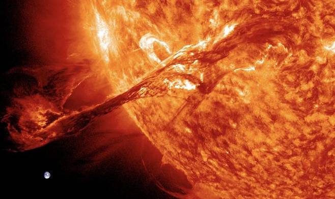 [서울=뉴시스] 지난 2023년 7월 17일 약 8시간 동안 지속된 태양 대폭발.  이로 인해 태양 입자가 지구 자기장을 교란하는 ‘지자기 폭풍’이 일어났다고 당시 워싱턴포스트가 보도했다. 2025.05.16. *재판매 및 DB 금지