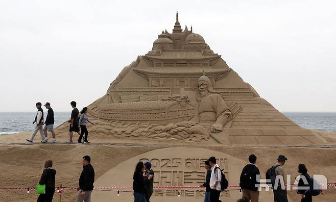 [부산=뉴시스] 하경민 기자 = 15일 부산 해운대구 해운대해수욕장을 찾은 시민과 관광객들이 다양한 모래조각 작품을 구경하고 있다. 해운대구는 오는 16~19일 '2025년 해운대 모래축제'를 개최한다. 올해 20주년을 맞은 모래축제는 '모래로 만나는 K-컬처'를 주제로 14명의 해외 모래 작가가 제작한 총 20여 개의 작품을 선보인다. 모래작품들은 축제 기간 이후인 오는 6월8일까지 전시될 예정이다. 2025.05.15. yulnetphoto@newsis.com
