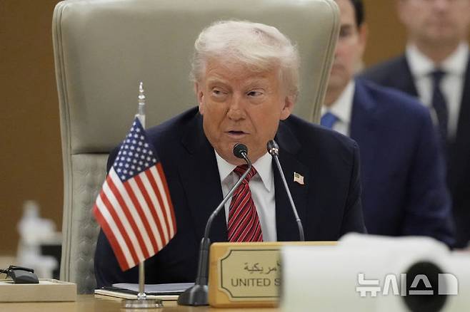 [리야드=AP/뉴시스] 도널드 트럼프 미국 대통령이 14일(현지 시간) 사우디아라비아 리야드에서 열린 걸프협력회의(GCC) 정상회의에 참석해 발언하고 있다. 2025.05.14.