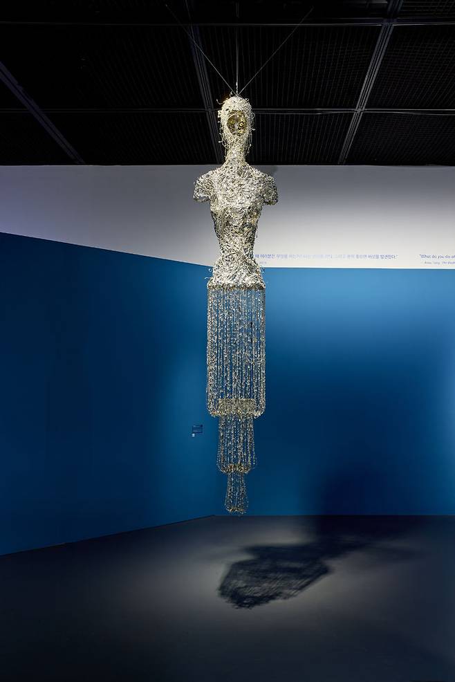 이불, 〈무제〉, 2006, 니켈 크롬 와이어에 크리스털, 유리, 아크릴 비즈, 스테인리스 스틸 골조, 320×62×32cm, 서울시립미술관 소장. 사진: 김상태 *재판매 및 DB 금지