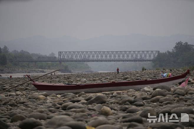 [잠무(인도)=AP/뉴시스] 인도 당국이 파키스탄과의 긴장이 고조됨에 따라 차단했던 인더스강 지류 댐 수문을 8일(현지 시간) 다시 열였다. 사진은 지난 5일 당국의 댐 수문 차단 조치로 말라버린 체나브강 강바닥에 배 한척이 버려져 있는 모습. 2025.05.09