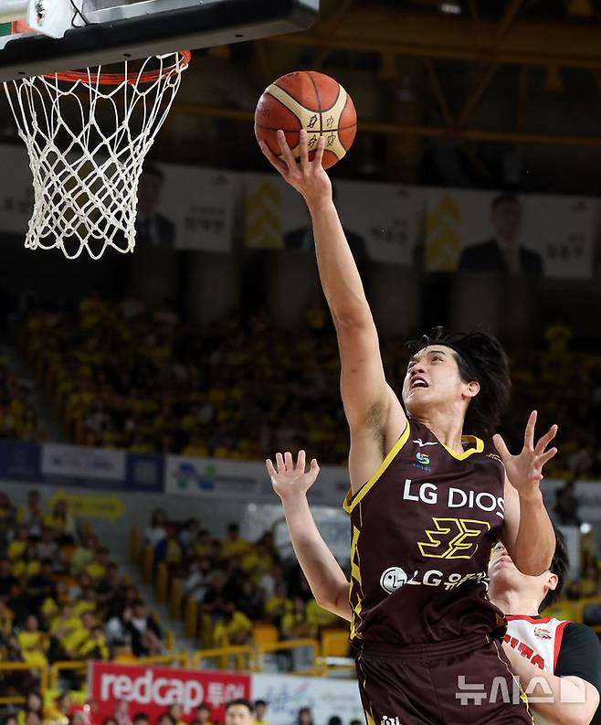 [창원=뉴시스] 추상철 기자 = 15일 오후 경남 창원체육관에서 열린 2024-2025 프로농구 챔피언결정전 서울 SK 나이츠와 창원 LG 세이커스 6차전 경기, LG 타마요가 슛을 하고 있다. 2025.05.15. scchoo@newsis.com