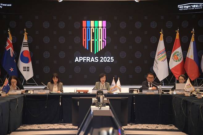 [서울=뉴시스] 식품의약품안전처는 제3회 아시아·태평양 식품규제기관장 회의 '아프라스 2025'에서 한국이 차기 의장국 재선출로 향후 3년간 아프라스가 아·태 지역을 대표하는 국제 식품협의체로 도약할 수 있도록 리더십을 발휘하게됐다고 16일 밝혔다. (사진=식약처 제공) 2025.05.16. photo@newsis.com *재판매 및 DB 금지
