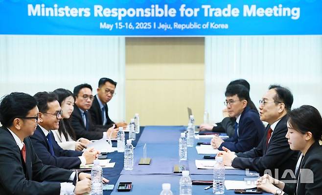 [세종=뉴시스]정인교 산업통상자원부 통상교섭본부장은 16일 제주 서귀포시 제주국제컨벤션센터(ICC)에서 열린 '2025 APEC 통상장관회의' 참석을 계기로 부디 산토소(Budi Santoso) 인도네시아 무역부 장관과 면담을 갖고, APEC 성과와 WTO 개혁 방안 등을 논의했다.(사진=산업부 제공)