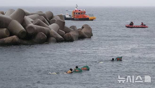 [제주=뉴시스] 우장호 기자 = 16일 오후 제주시 탑동방파제 해상에서 열린 제주해양경찰서와 제주소방서, 해녀구조대가 포함된 해양재난구조대가 참가한 민관 합동 해상 수색 구조훈련에서 해녀구조대가 익수자 발생을 가정한 인명 구조 훈련을 하고 았다. 2025.05.16. woo1223@newsis.com