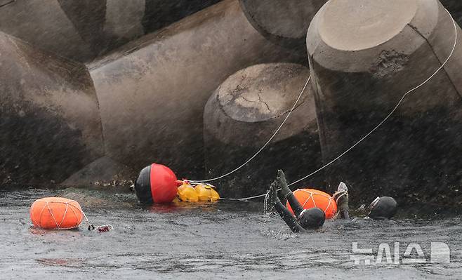 [제주=뉴시스] 우장호 기자 = 16일 오후 제주시 탑동방파제 해상에서 열린 제주해양경찰서와 제주소방서, 해녀구조대가 포함된 해양재난구조대가 참가한 민관 합동 해상 수색 구조훈련에서 해녀구조대가 익수자 발생을 가정한 인명 구조 훈련을 하고 았다. 2025.05.16. woo1223@newsis.com