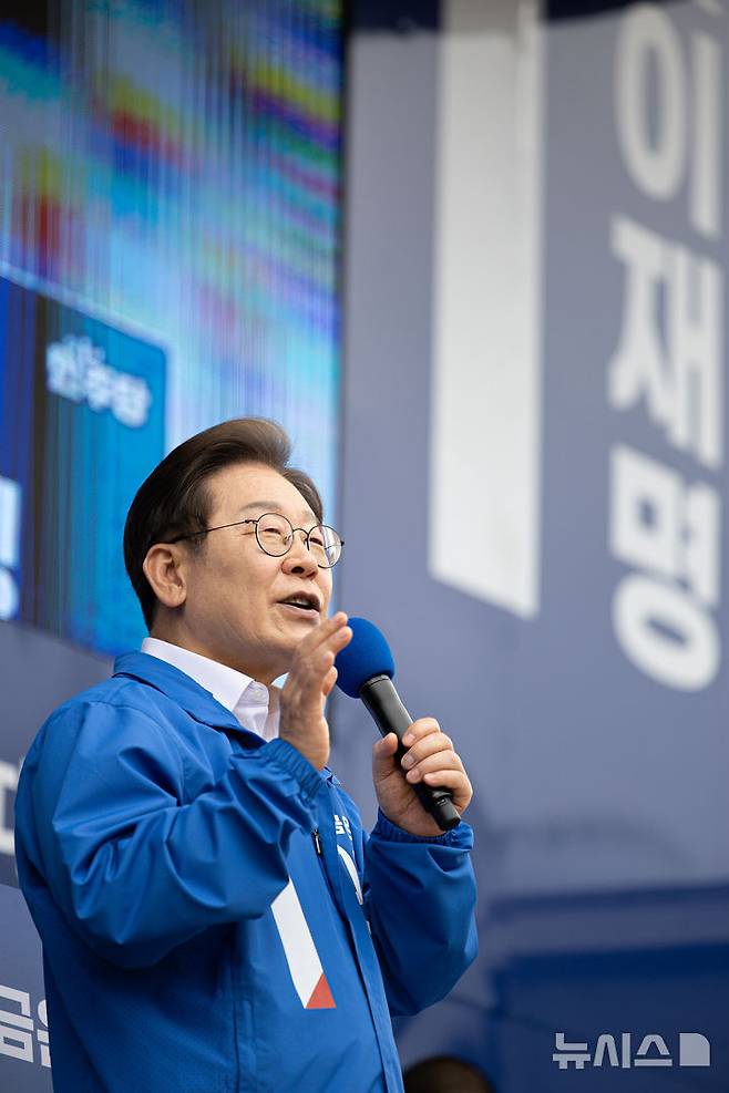 [군산=뉴시스] 조성우 기자 = 이재명 더불어민주당 대선후보가 16일 전북 군산시 구시청광장에서 열린 유세에서 연설하고 있다. (공동취재) 2025.05.16. photo@newsis.com