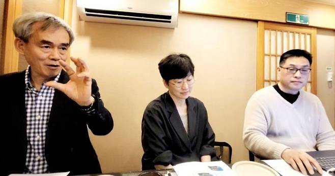 [사진=박현주 미술전문기자]16일 오전 서을 종로구 한 식당에서 마니프조직위원회 김영석 대표가 기자 간담회를 열고 온라인 아트서울전과 ‘t-MANIF’전을 설명하고 있다. 2025.05.16. hyun@newsis.com *재판매 및 DB 금지