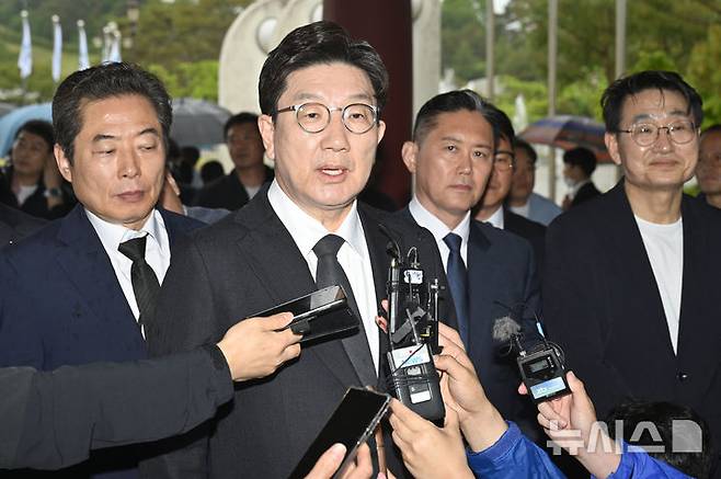 [광주=뉴시스] 박기웅 기자 = 권성동 국민의힘 공동선대위원장이 16일 오후 광주 북구 운정동 국립5·18민주묘지를 방문해 참배한 뒤 민주의문에서 기자들과 만나 질의응답을 하고 있다. 2025.05.16. pboxer@newsis.com