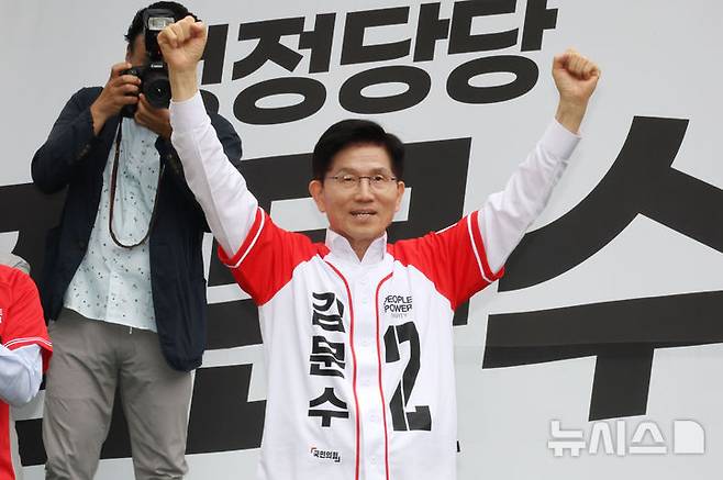 [천안=뉴시스] 조성봉 기자 = 김문수 국민의힘 대선후보가 16일  충남 천안시 신세계 백화점에서 열린 유세에서 시민들에게 지지를 호소하고 있다. (공동취재)2025.05.16. photo@newsis.com