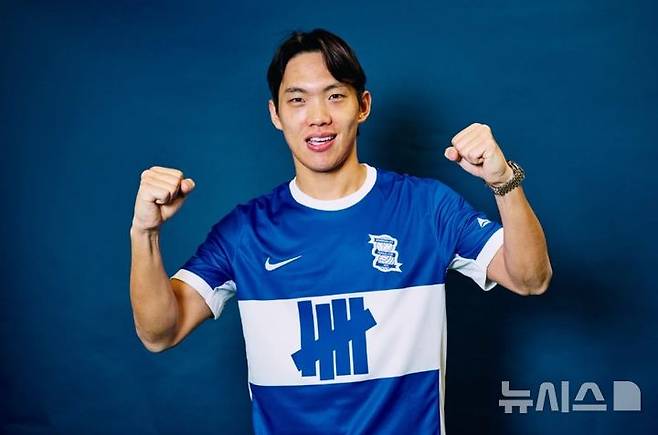 [서울=뉴시스] 잉글랜드 프로축구 챔피언십(2부 리그)  승격에 성공한 버밍엄 시티의 이명재. (사진=버밍엄 홈페이지 캡처) *재판매 및 DB 금지