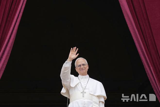 [바티칸시티=AP/뉴시스]교황 레오 14세가 지난 11일 바티칸의 성베드로 대성당 중앙 발코니에서 군중들을 축복하고 있다. 레오 14세는 16일 "가족은 남녀 간의 안정된 결합에 기초하고 있으며, 태아와 노인은 하느님의 피조물로서 존엄성을 누린다"고 말해 교황직 초기 결혼과 낙태에 대한 분명한 가톨릭 교리를 제시했다. 2025.05.16.