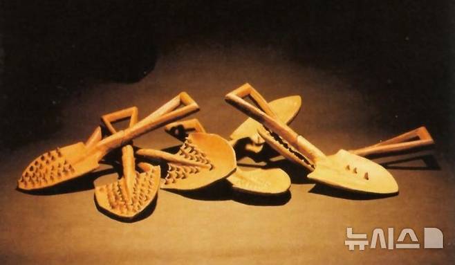 [창원=뉴시스]안재영 미술가 작품 '흙삽'.(자료=문신미술상 운영위원회 제공)2025.05.16. photo@newsis.com