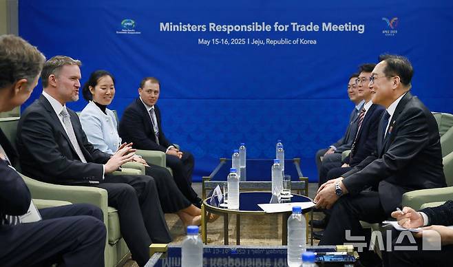 [세종=뉴시스]안덕근 산업통상자원부 장관은 16일 제주 서귀포시 제주국제컨벤션센터(ICC)에서 제이미슨 그리어(Jamieson Greer) 미국 무역대표부(USTR) 대표와 면담을 통해 지난 1일 개최된 기술협의 경과를 점검하고 이에 대한 양국 입장을 교환했다.(사진=산업부 제공)