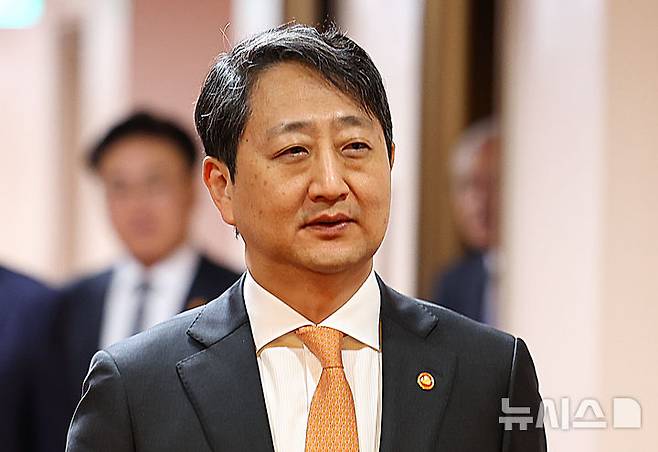 [서울=뉴시스] 최진석 기자 = 안덕근 산업통상자원부 장관이 29일 정부서울청사에서 열린 국무회의에 참석하고 있다. 2025.04.29. myjs@newsis.com