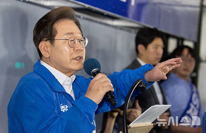 [정읍=뉴시스] 조성우 기자 = 이재명 더불어민주당 대선후보가 16일 전북 정읍시 정읍역 광장에서 열린 유세에서 연설을 하고 있다. (공동취재) 2025.05.16. photo@newsis.com