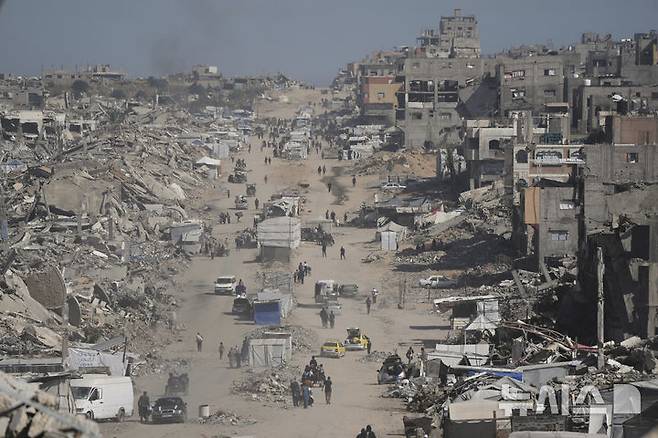 [자발리아(가자지구)=AP/뉴시스]가자지구에서 이스라엘의 군사작전이 계속되는 가운데 베이트 라히아를 탈출한 팔레스타인인들이 16일 가자지구 북부 자발리아에 도착하고 있다. 도널드 트럼프 미 대통령의 중동 순방이 마무리되는 16일 새벽 이스라엘의 공습으로 가자지구에서 100명 넘게 숨지는 등 트럼프의 중동 순방 나흘 동안 200명 이상이 사망했다. 2025.05.16.