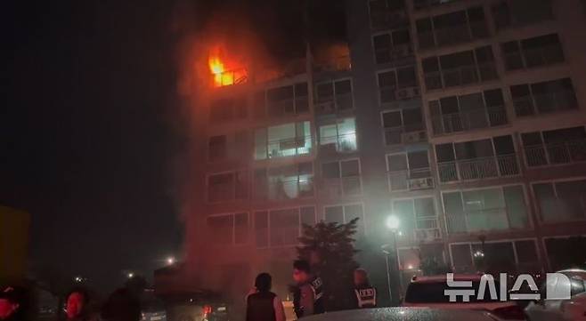 [포천=뉴시스] 포천 아파트 화재 영상 캡쳐.(영상=경기북부경찰청 제공) 2025.05.16 photo@newsis.com